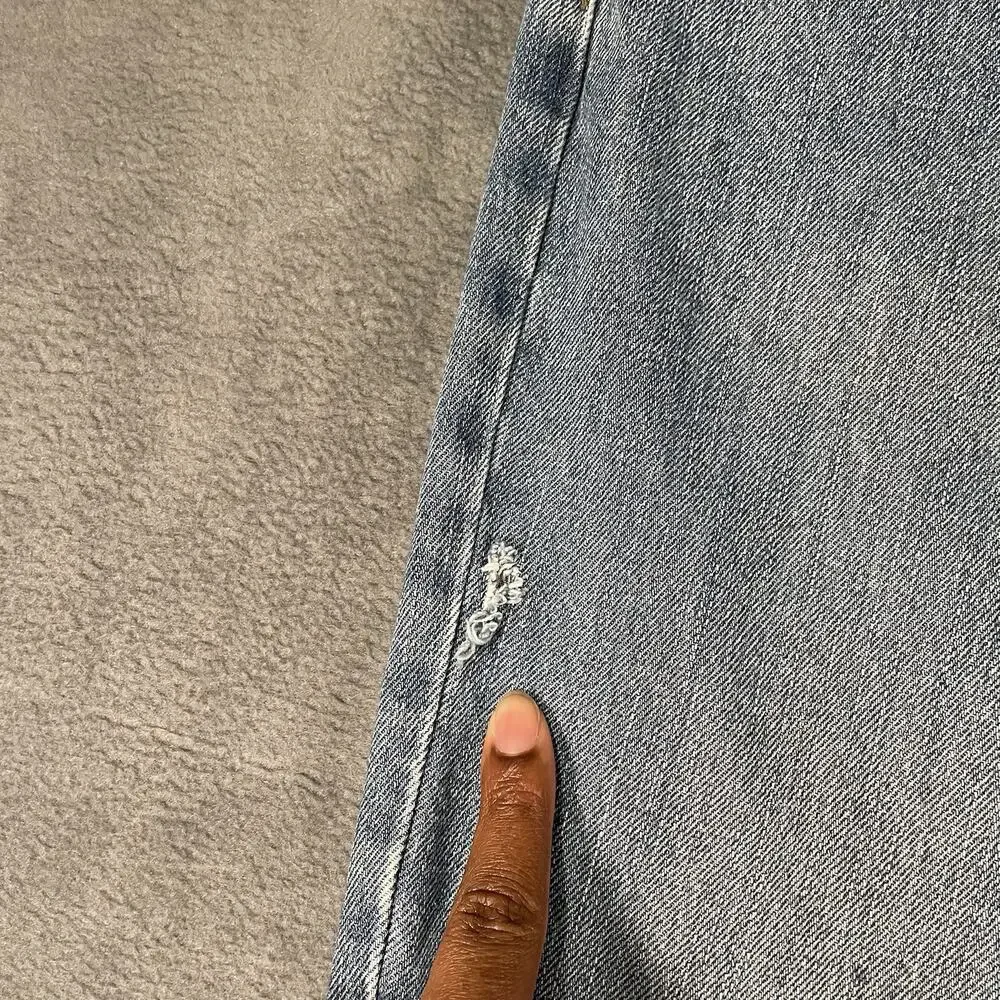Levi’s 550 Jeans Light Wash Men’s 38x32 Relaxed Fit Straight Leg Distressed